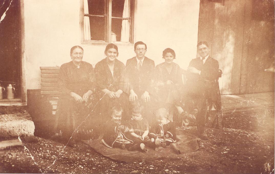 Mutter Maria Felders, Klein, Maria Felder, Josef Felder, Leni Klein, Schwester von Maria, Finni Klein, Vater Oberhofer; unten: Zwillinge Horst und Kurt vermutlich 1924